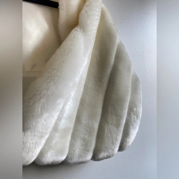 Faux fur cream wrap with satin tie - Wedding - Picture 3 of 11